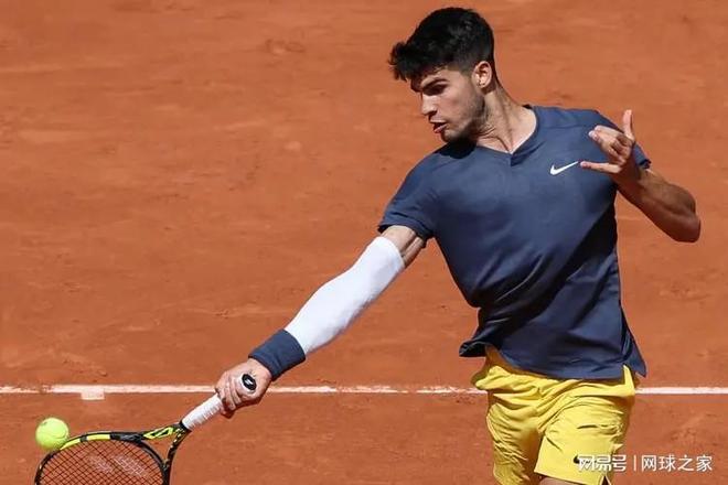 宣布自己首 宣布自己首